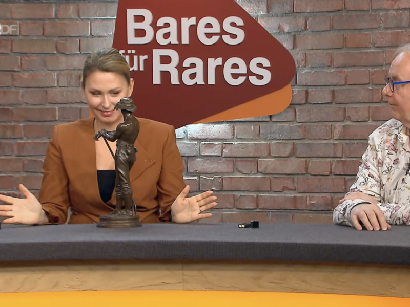 Bei „Bares für Rares“ erobert ein antiker Bauer die Herzen aller. Dabei können einige Experten ihre schelmische Bemerkungen nicht verkneifen.