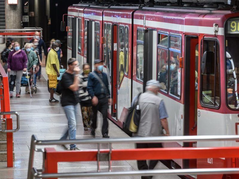 Eine Straßenbahn-Fahrt in Duisburg ist bei dem aktuellen Wetter nicht immer angenehm. (Archivfoto)