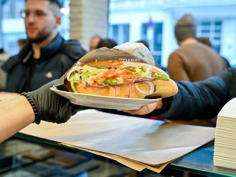 Ein Amerikaner probiert in NRW Spezialität