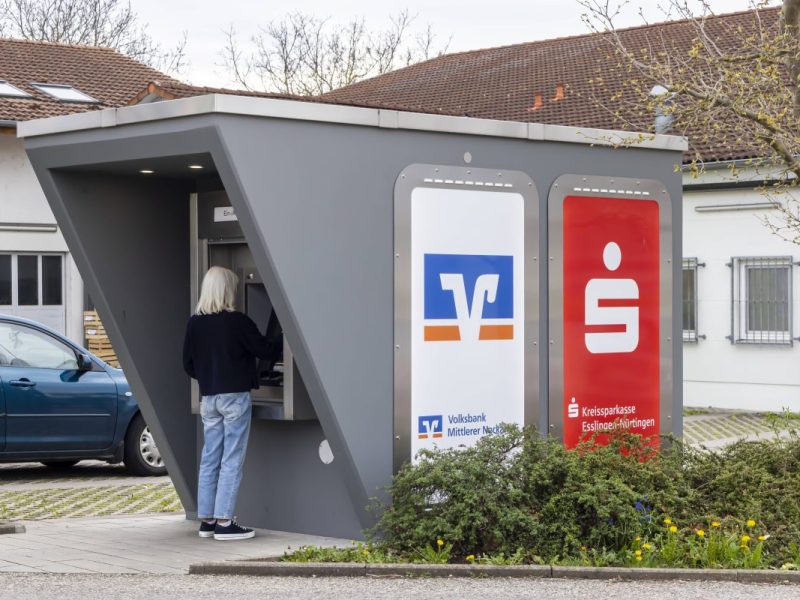 Kunden von Sparkasse und Volksbank dürfen einen kostenlosen Service nutzen! (Symbolfoto)