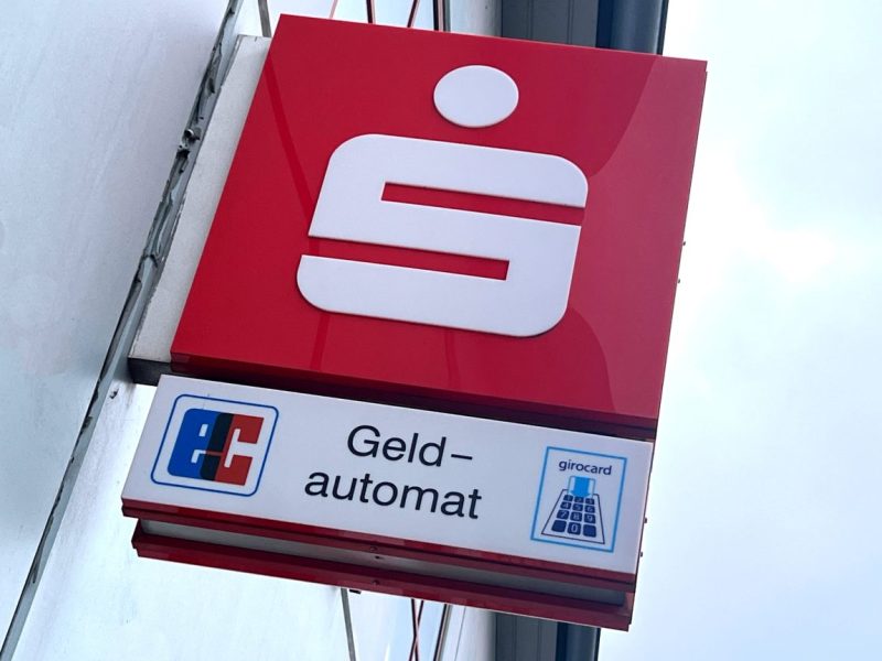 Sparkasse: Kunde erlebt beim Geld wechseln sein blaues Wunder.
