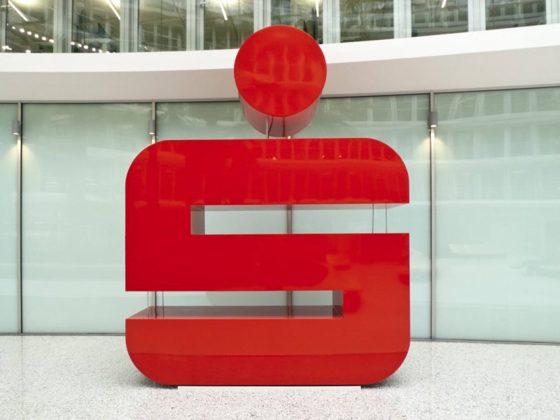 Sparkasse: Experten veröffentlichen hohe Gebühren. Aber Kunden bleiben treu.