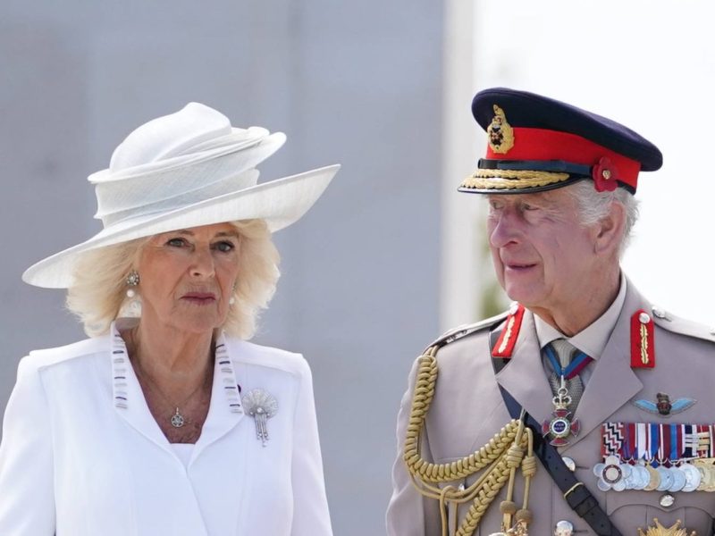 König Charles' voller Terminkalender rückt seine Krebs-Erkrankung immer mehr in den Hintergrund. Jetzt gibt Königin Camilla ein Update...