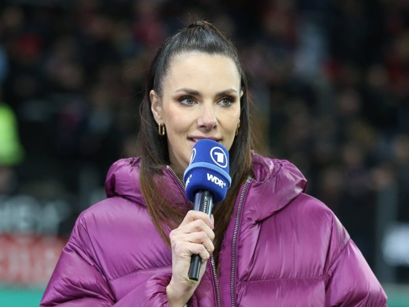 Esther Sedlaczek steht bei der EM 2024 für die ARD vor der Kamera.
