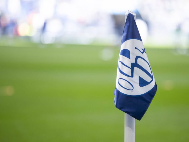 Dem FC Schalke 04 rennt die Zeit davon! Auf der Suche nach einem Hauptsponsor muss der S04 nun offenbar einen bitteren Rückschlag hinnehmen.