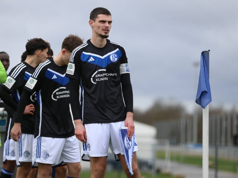 Der FC Schalke 04 verliert ein langjähriges Eigengewächs! Das Top-Talent hat nach seinem letzten Spiel seinen Abgang selbst angekündigt.