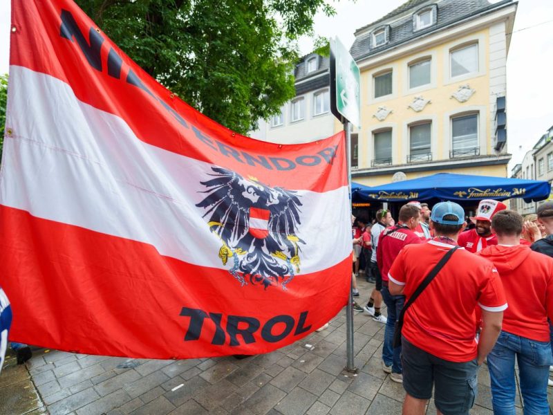 Beindruckende Bilder! Schon weit vor dem Anpfiff der Partie Österreich - Frankreich machten beide Fanlager ordentlich Stimmung.