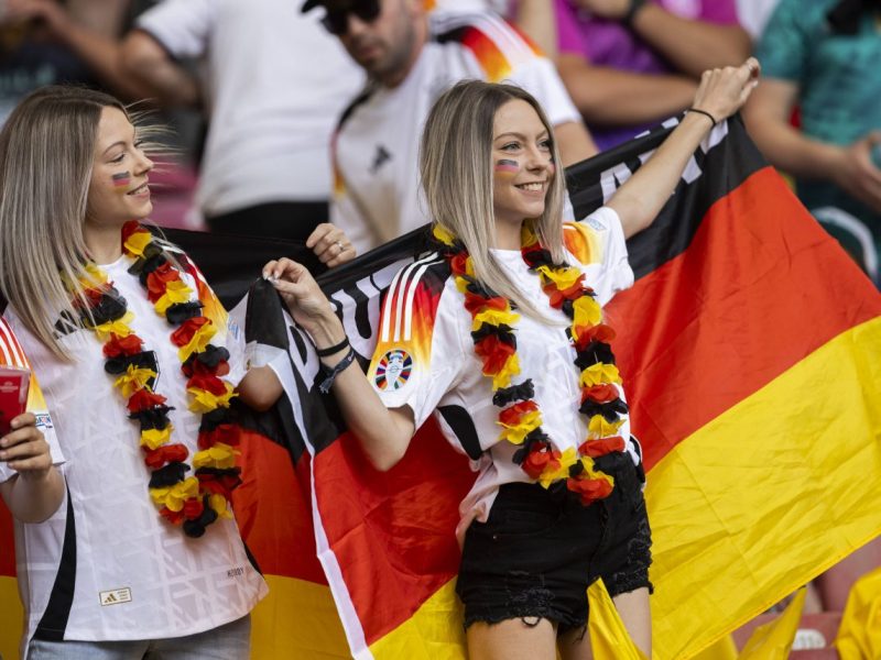 Die EM bringt nicht nur Fußballfieber, sondern auch Diskussionen über Patriotismus mit sich. Wir haben Fans befragt.