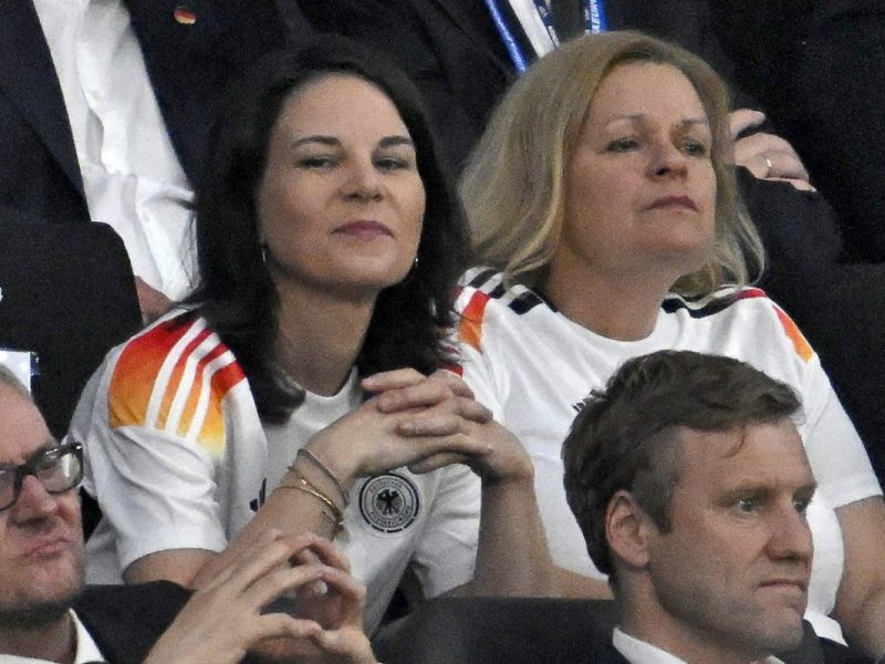 Baerbock auf der Tribüne bei der EM. Hinter ihr Scholz.