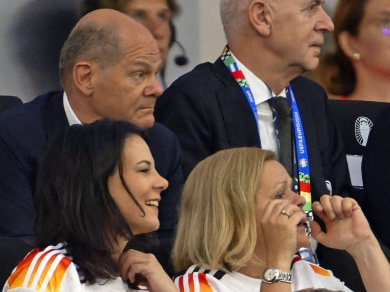 Kanzler Scholz bei der EM.