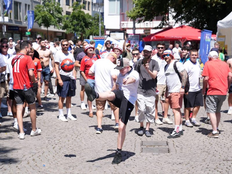England - Slowenien: Fans schießen mit diesem Spiel den Vogel ab.