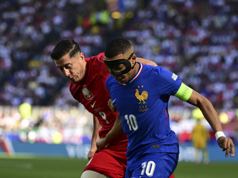 Irre Szene bei Frankreich - Polen! Ein Top-Stürmer sorgt für Ärger bei den Fans. Diese rasteten komplett aus.