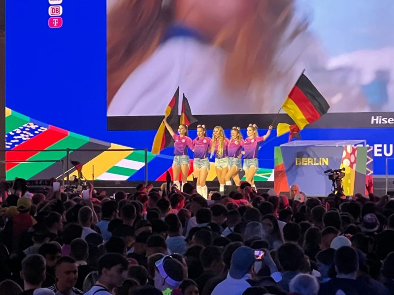 Loona performt zum Auftakt der EM 2024 in Berlin