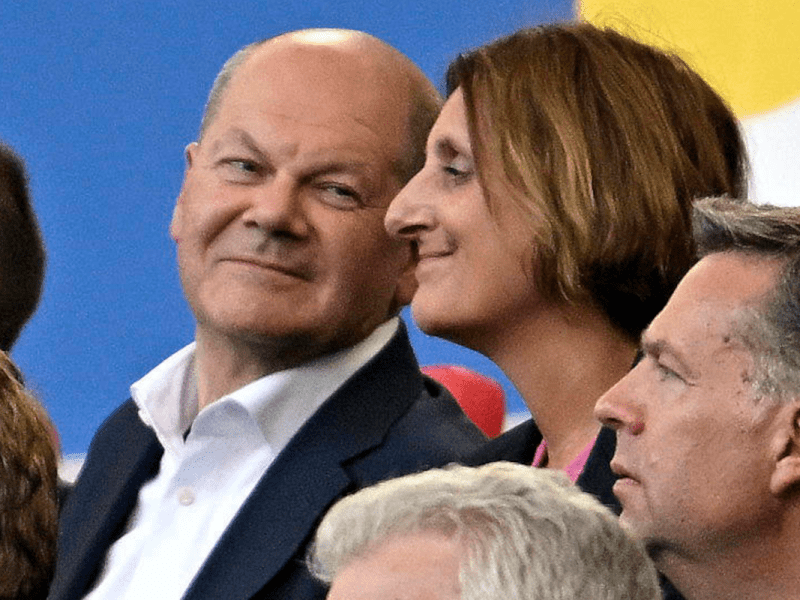 Kanzler Scholz mit Ehefrau beim EM-Spiel Deutschland-Ungarn.