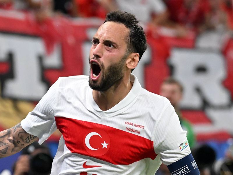Hakan Calhanoglu bejubelt seinen Treffer im EM-Spiel zwischen Türkei und Tschechien.
