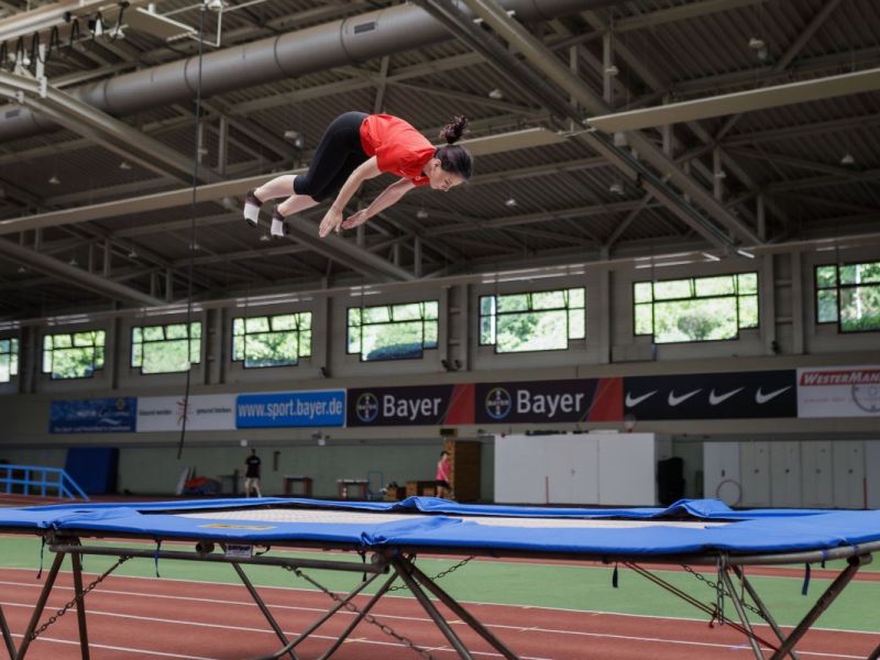 Annalena Baerbock zeigt ihre Trampolin-Künste in Leverkusen.