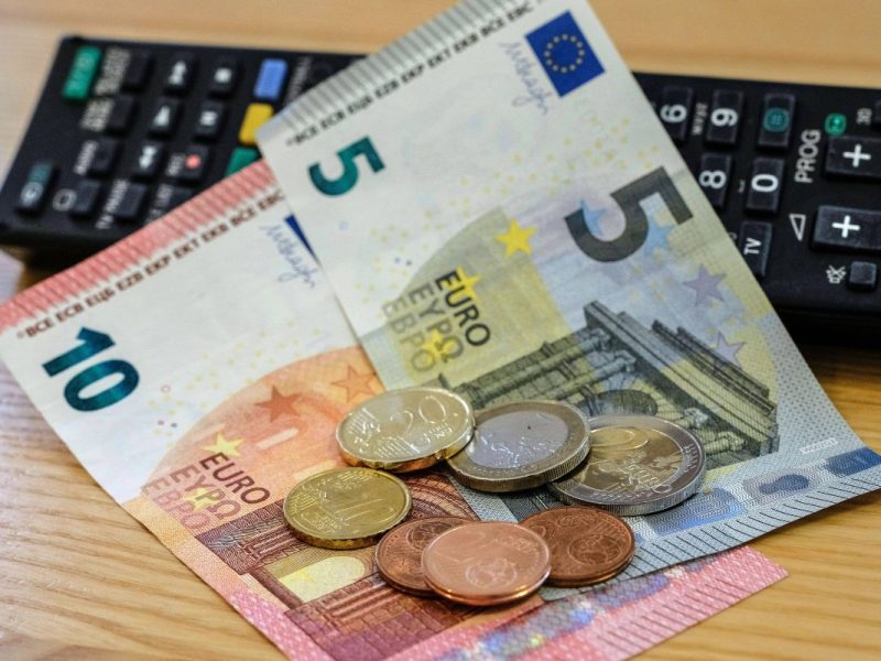 Rundfunkbeitrag, umgangssprachlich GEZ-Gebühr genannt.