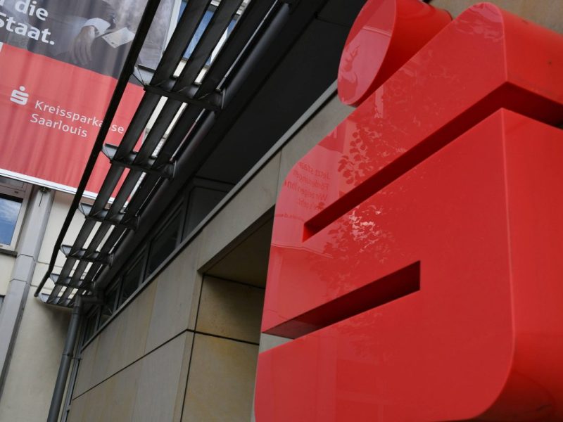 Sparkasse: SEK-Einsatz und Leichenfund im Keller.