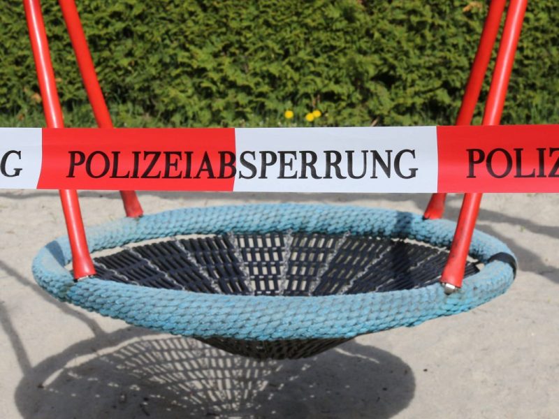 Oberhausen: 12-Jährige hantiert mit Messer auf Spielplatz.