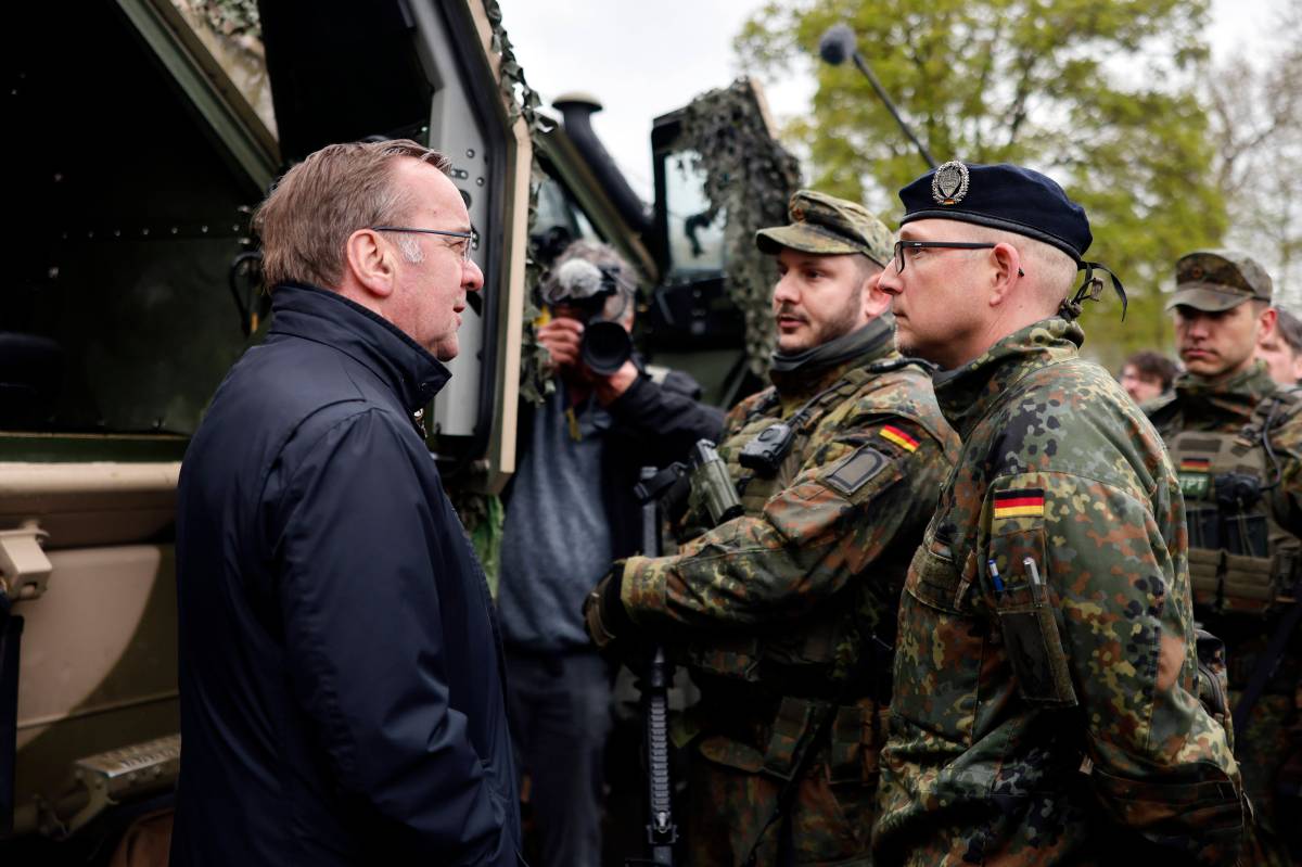 Pistorius mit Bundeswehrsoldaten