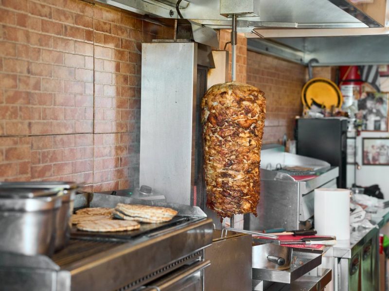 NRW: US-Amerikaner probiert Gyros und fragt sich um welches Fleisch es sich handelt.