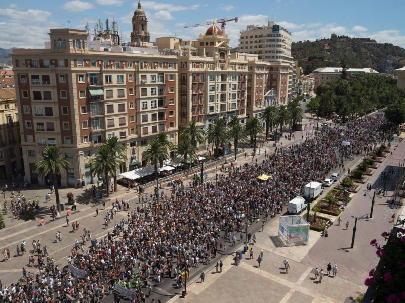 Millionen Touristen machen Urlaub in Spanien