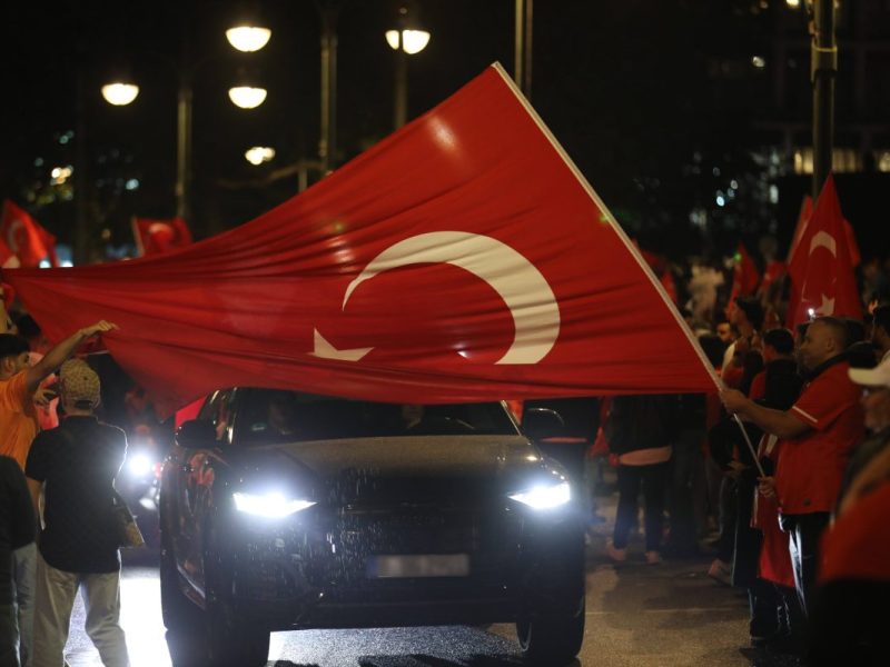 Müssten die Türken sich klarer von der Wolfsgruß-Geste distanzieren?