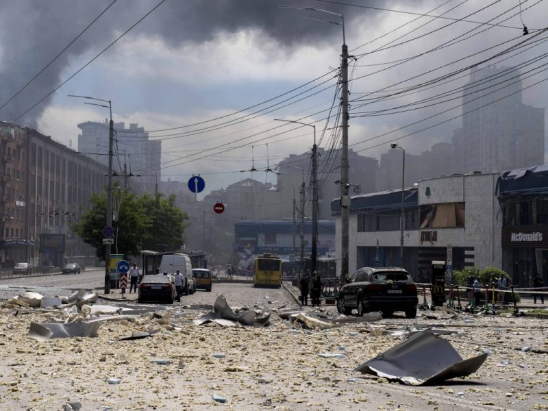 Bei Raketenschlägen sind in der Ukraine zahlreiche Menschen ums Leben gekommen.