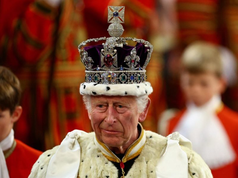 König Charles III. steht vor einer schwierigen Entscheidung. Selbst Familienangehörige drängen ihn nun, DIESEN drastischen Schritt zu wagen.