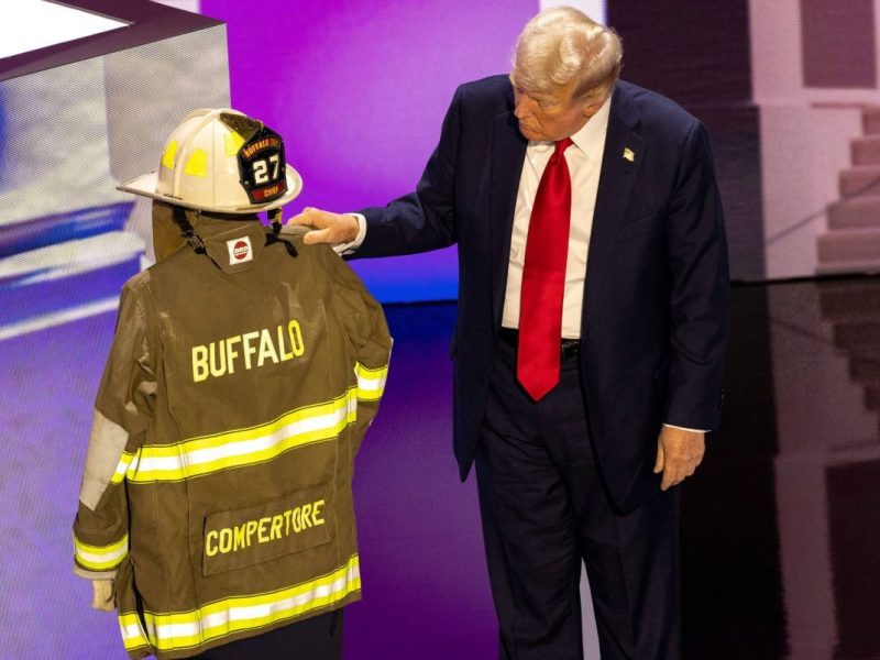 Trump mit Ehrung für den Toten.