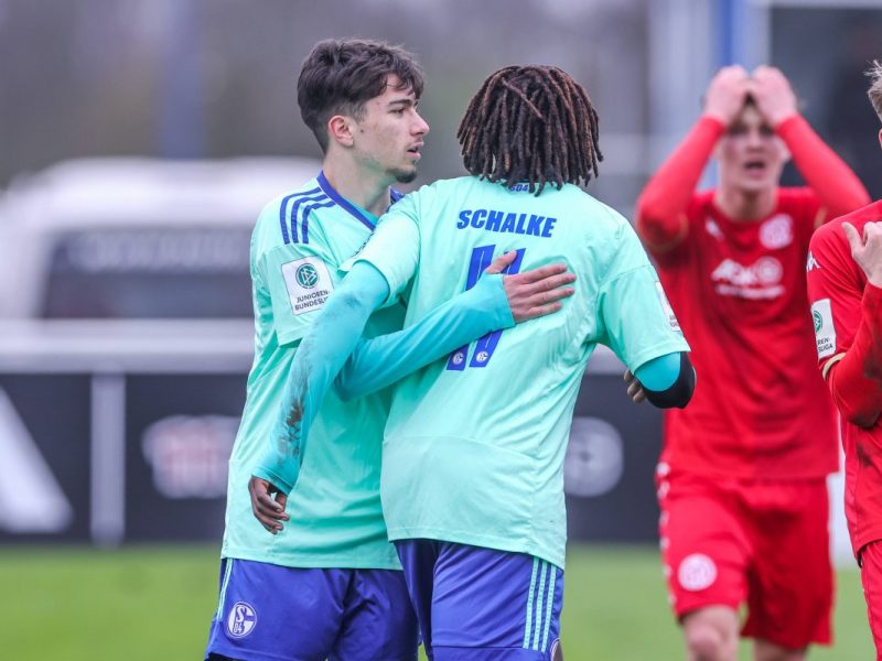 Ein Top-Talent des FC Schalke 04 musste zuletzt einen bitteren Rückschlag hinnehmen. Mit einer Entscheidung dürfte er alles andere als glücklich sein.