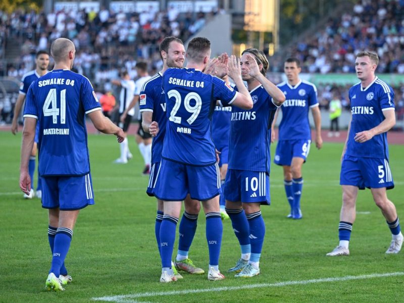 Er hat beim FC Schalke 04 keine Zukunft mehr und soll den Verein verlassen. Doch seine Personalie wird mehr und mehr zum Rätsel.