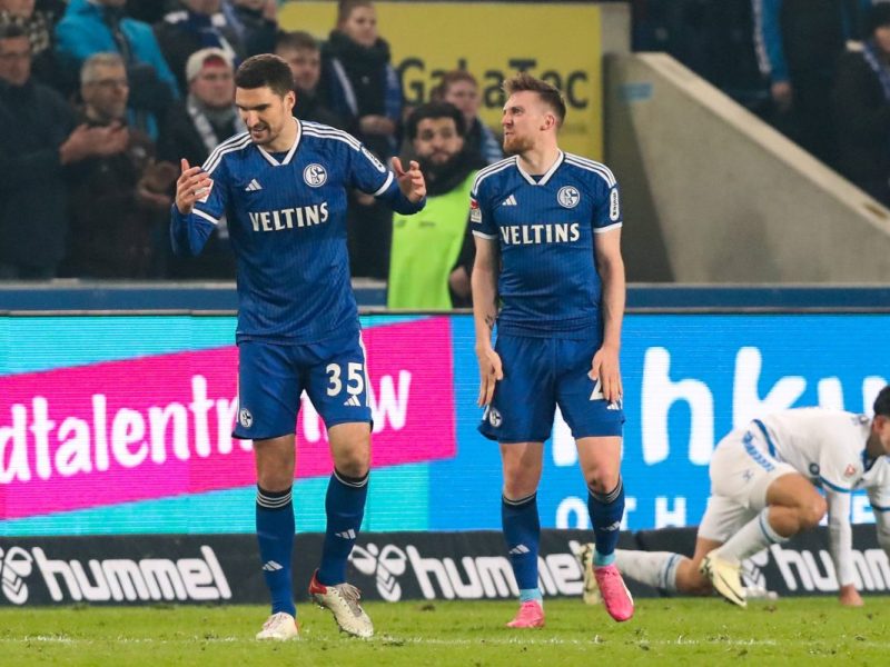 Knappen-Coach Karel Geraerts äußert sich deutlich zu einem Spieler. Dem Akteur des FC Schalke 04 droht nun ein bitteres Szenario.