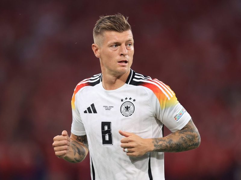 Toni Kroos haut auf den Tisch. Vor dem Spiel gegen die Spanier äußert er sich zu einem Teamkollegen und stellt sich hinter dem DFB-Star.