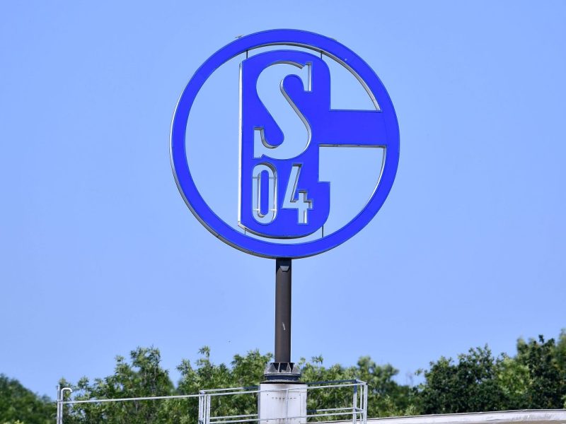 Der FC Schalke 04 lüftet das Trikot-Geheimnis! Der Pottklub hat das neue Heimtrikot für die kommende Saison auf eine besondere Art und Weise präsentiert.