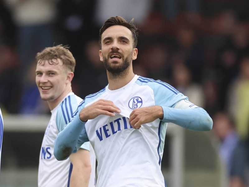 Große Neuigkeiten für Schalke 04 - Kenan Karaman bleibt! Schon bald könnte der nächste Hammer um den S04-Akteur folgen.