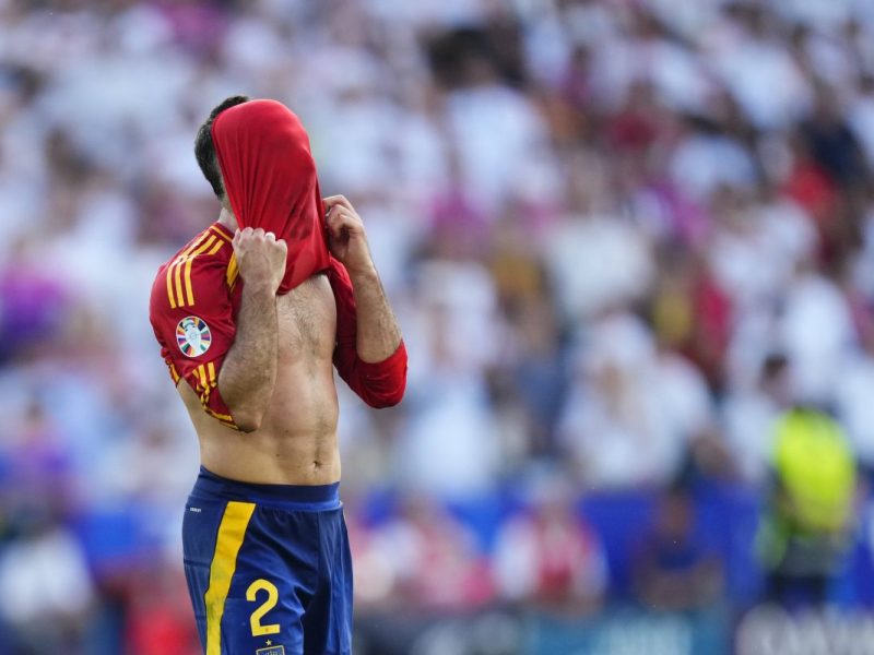 Das Viertelfinalspiel Spanien - Deutschland avancierte zu einem unerwartet hartem Kampfspiel. Vor allem Akteur schaut nun in die Röhre.