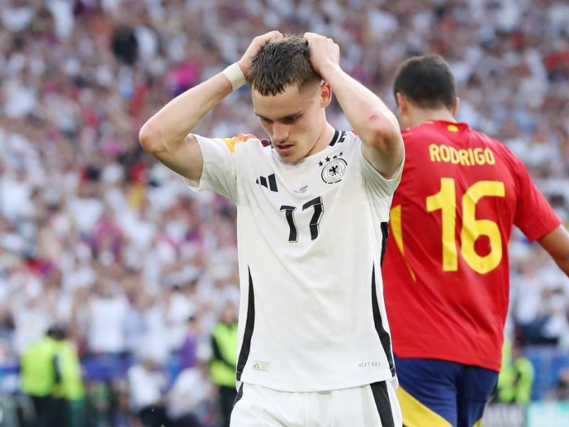 Deutschland gegen Spanien am Boden.