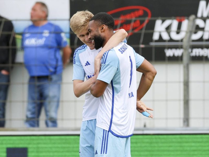 Eine Neuverpflichtung des FC Schalke 04 könnte sich als absoluter Glücksgriff erweisen. Nun hat er für eine große Überraschung gesorgt.