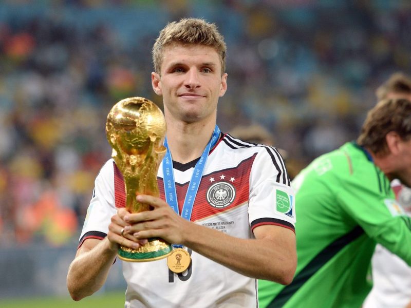 Jetzt ist es offiziell! Thomas Müller beendet nach über einem Jahrzehnt seine DFB-Karriere. Die deutschen Fans fordern nun vor allem eine Sache.