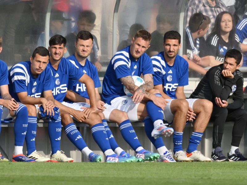 Seit Wochen stand ein Abgang des Spielers im Raum, nun steht der Wechsel wohl kurz bevor. Ein Flop wird den FC Schalke 04 offenbar verlassen.