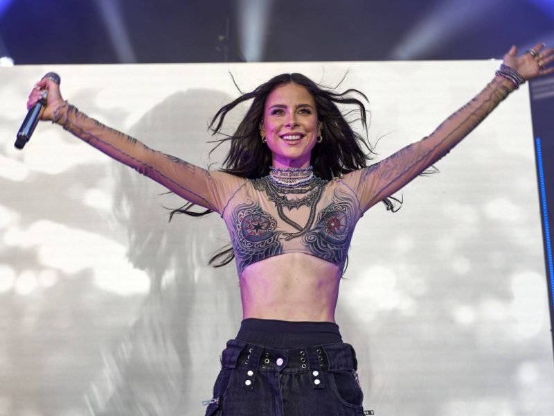 Lena Meyer-Landrut befindet sich in ärztlicher Behandlung. Fans der Sängerin machen sich Sorgen. Doch jetzt meldet sich Lena endlich zurück!