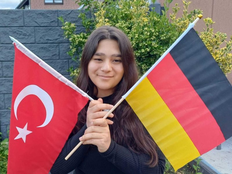Tuana aus Gelsenkirchen drückt Deutschland und Türkei die Daumen bei der EM.