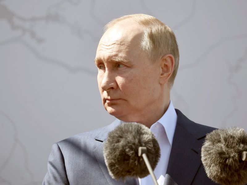 Eine Mutter hält ihren Sohn davon ab, Kanonenfutter für Putin zu werden.