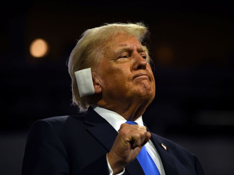 Immer mehr Leute kleben aus Solidarität zu Trump das rechte Ohr ab.