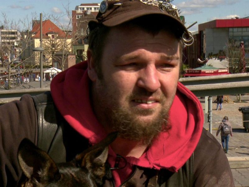 Die Bürgergeld-Empfänger Paddy und Lausi suchen ihr Glück in einer anderen Stadt. In Leipzig werden sie jedoch mit der Realität konfrontiert.