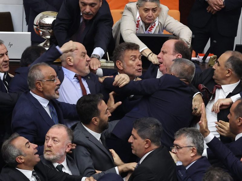 Im Erdogan-Parlament kommt es zu einer Massenschlägerei.