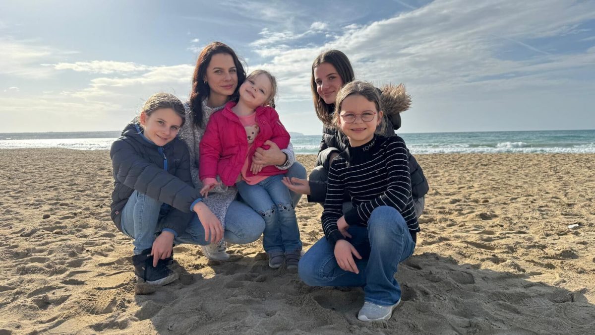 Mutter Fabi Charmi mit ihren vier Töchtern Lia, Maja, Emma und Zoe. Die Familie ist bekannt aus der Fernsehshow 