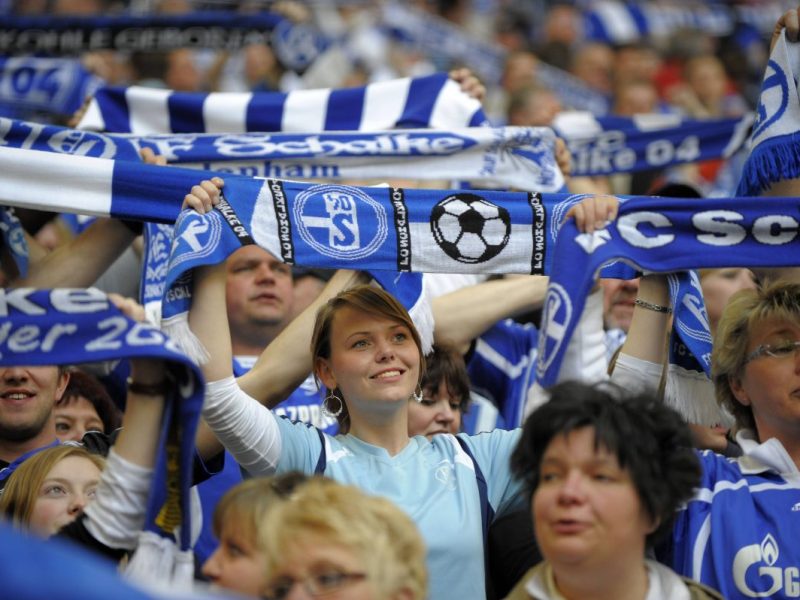 In Gelsenkirchen erlebte eine Frau vorm Schalke-Spiel eine besondere Begegnung. (Symbolfoto)