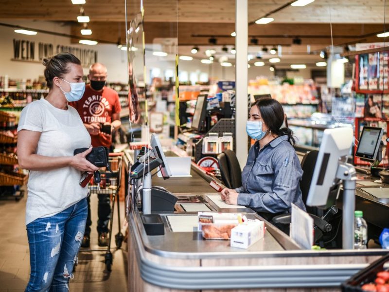 Bei Rewe an der Kasse erlebte eine US-Amerikanerin eine böse Überraschung. (Symbolfoto)